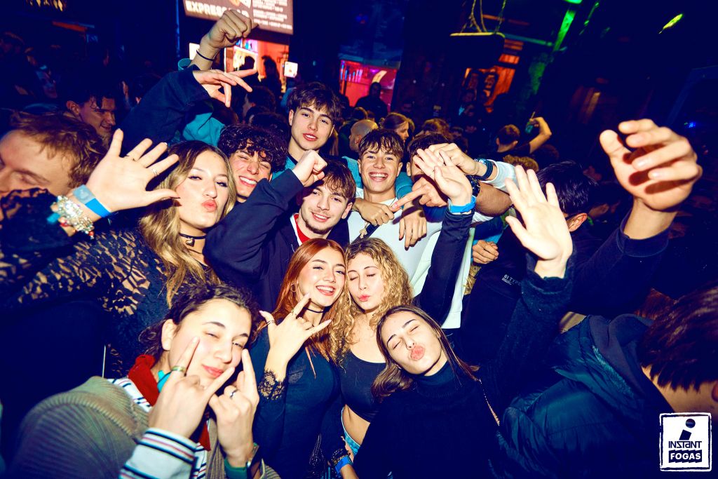 Party képek 2026.01.09. | Instant