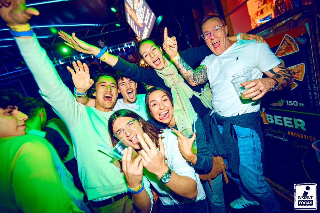 Party képek 2025.12.27. | Instant