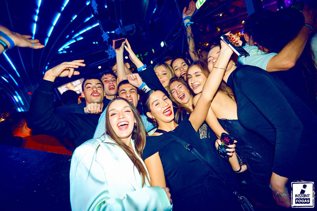 Party képek 2025.12.31. | Instant